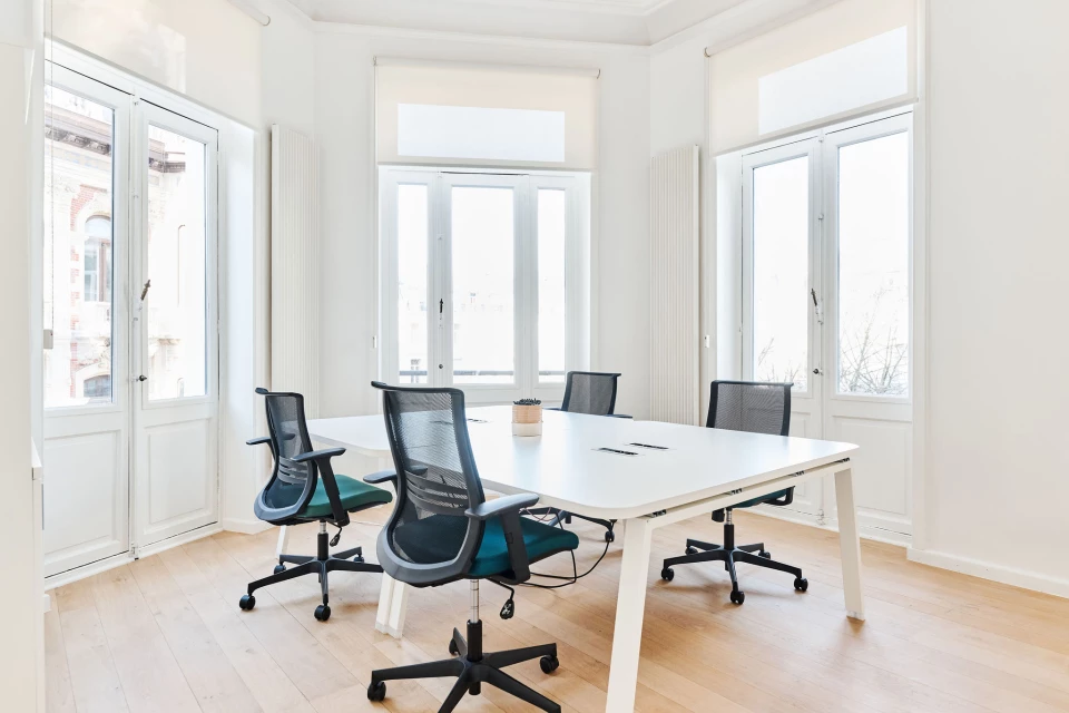 Office for 4 persons (near Central Station - Arts-Loi - Rue Royale)