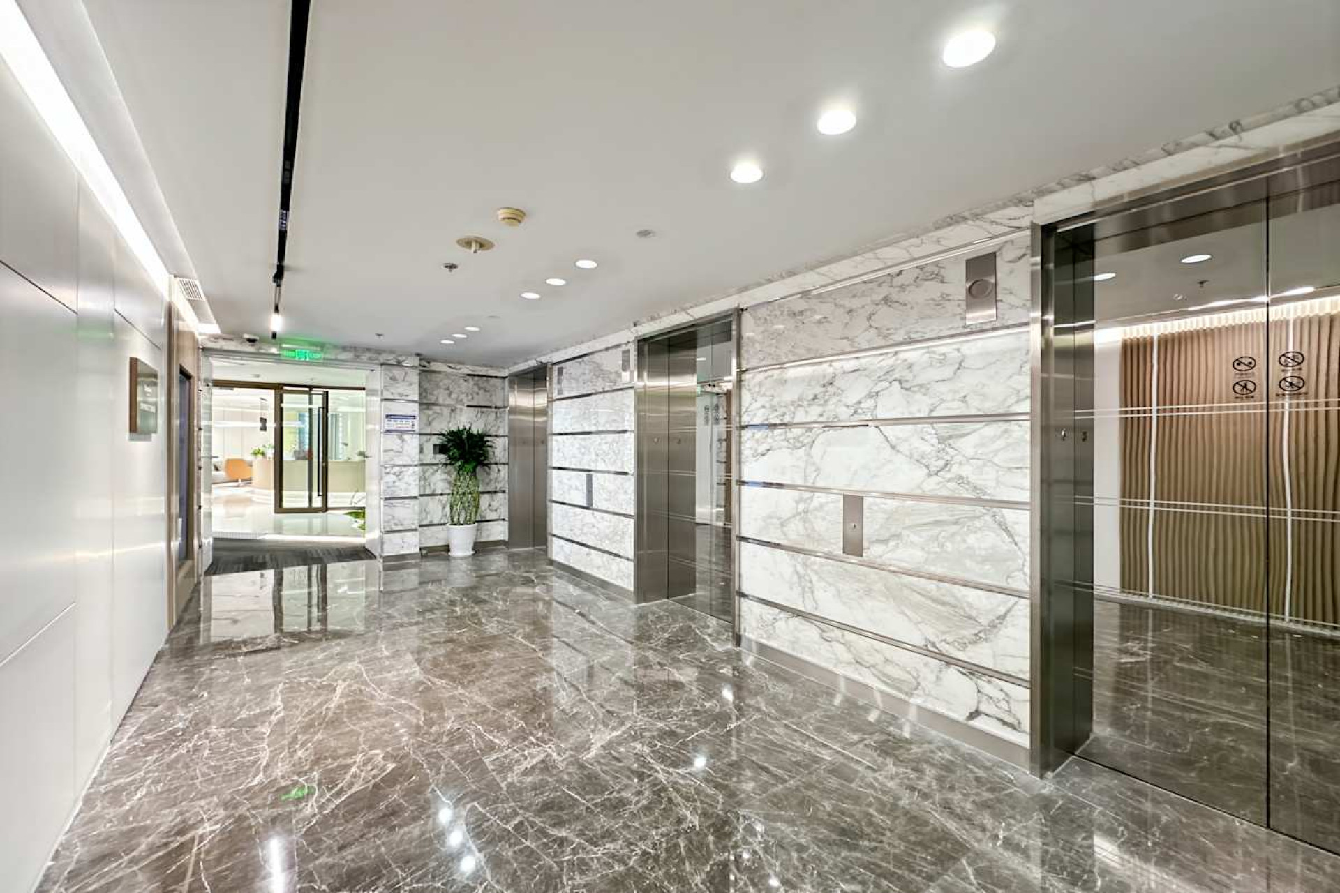 1111 Dr Frederik-Philips Boulevard