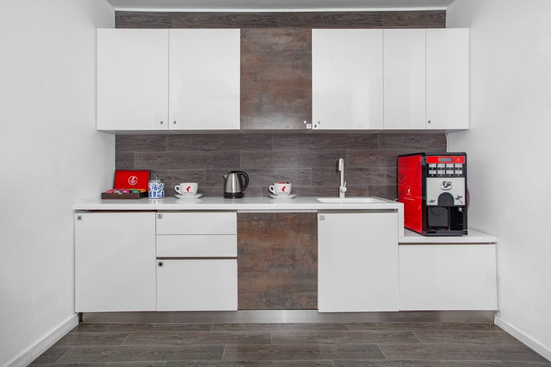 2572 Daniel Johnson Boulevard