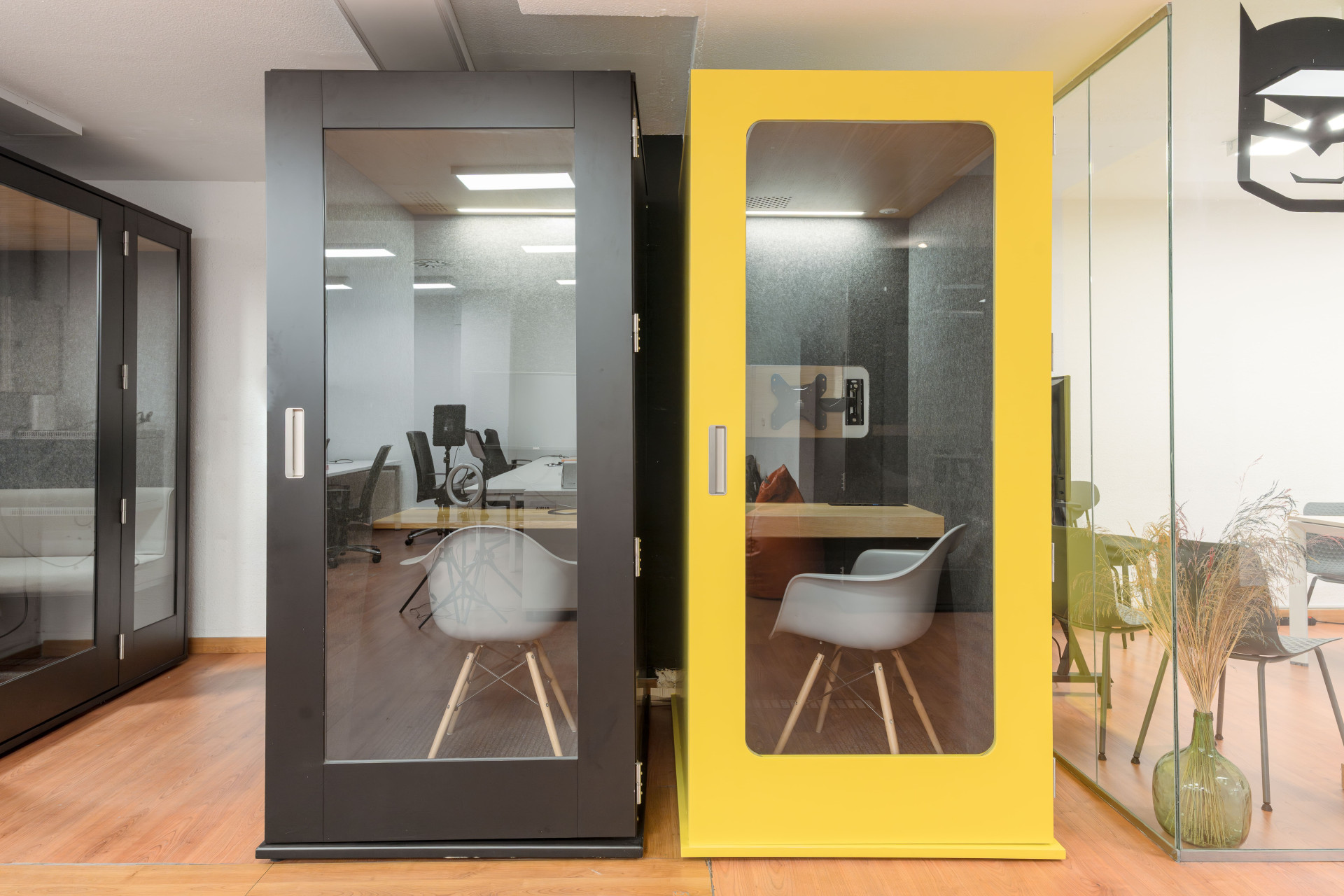 Desks @ LIVINK Coworking w/ Phonebooths and coffee