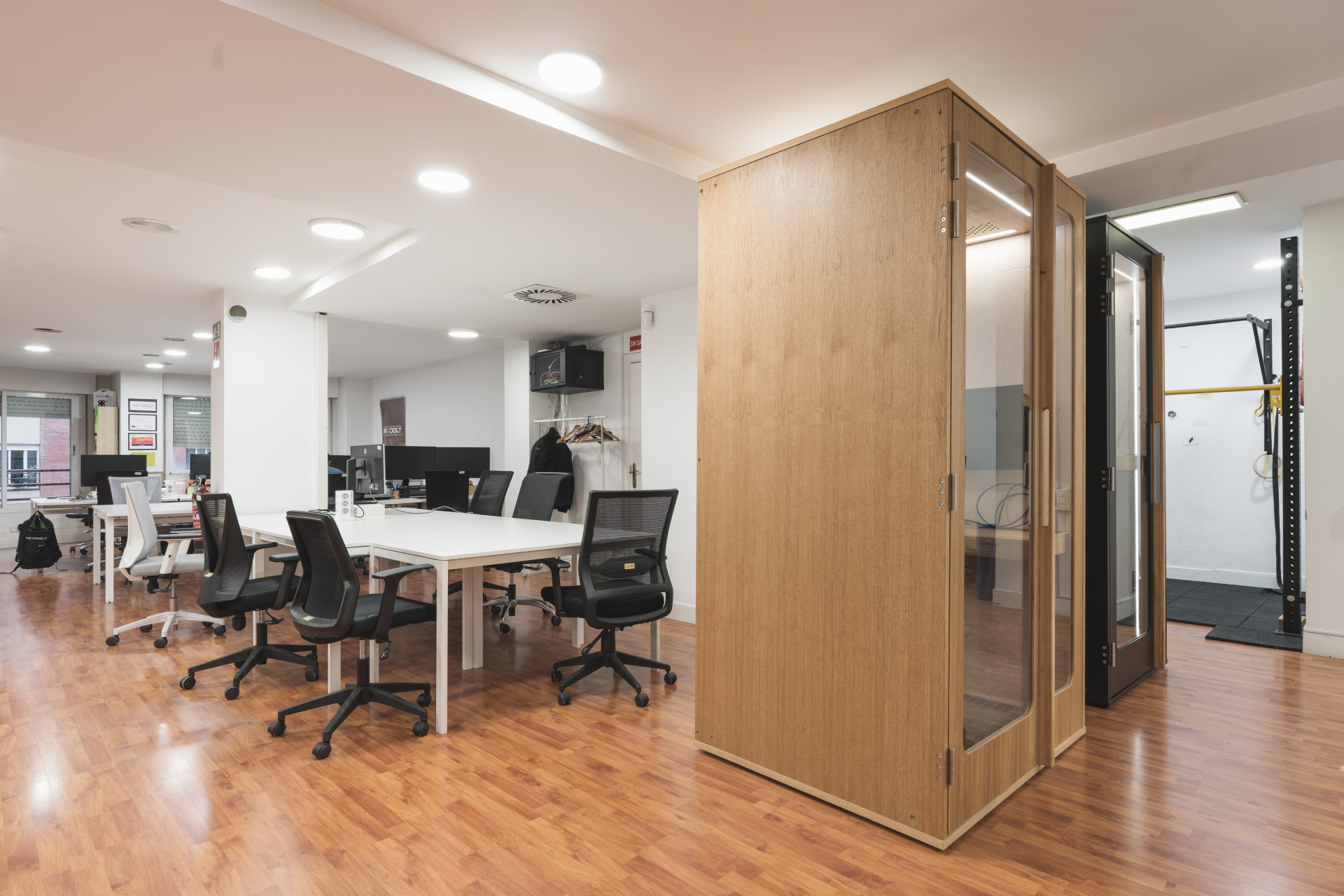 Desks @ LIVINK Coworking w/ Phonebooths and coffee