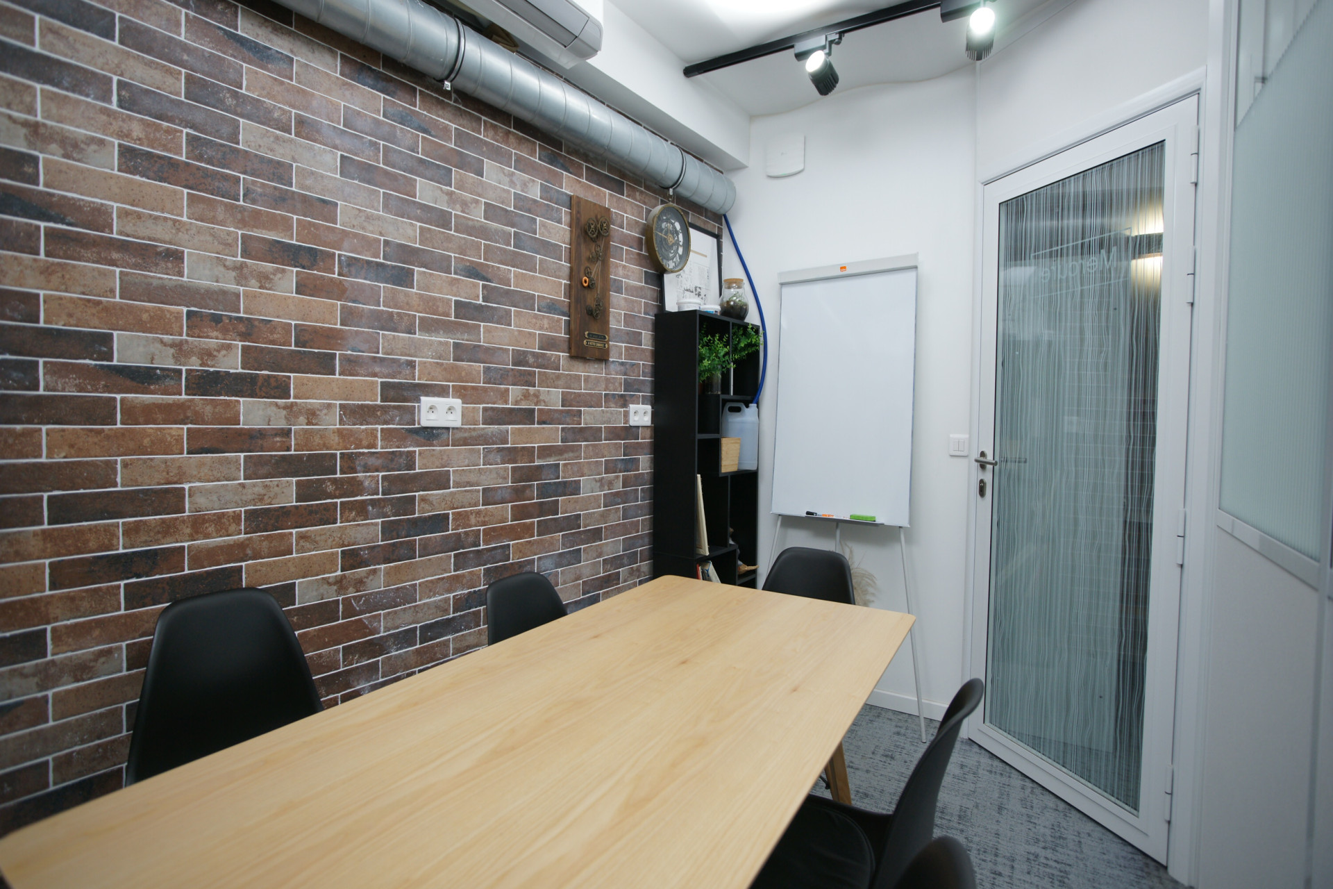 Meeting room up to 4 persons