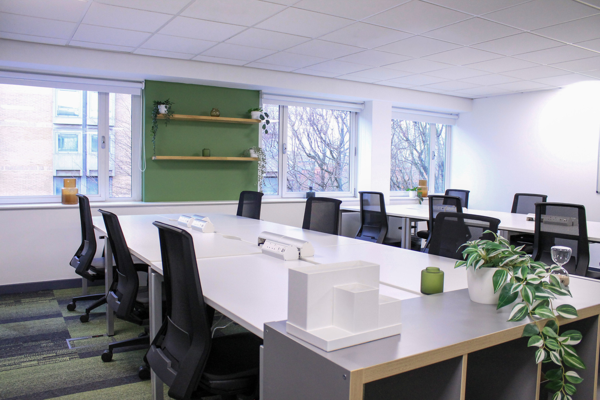 R410 18 Person Serviced Office