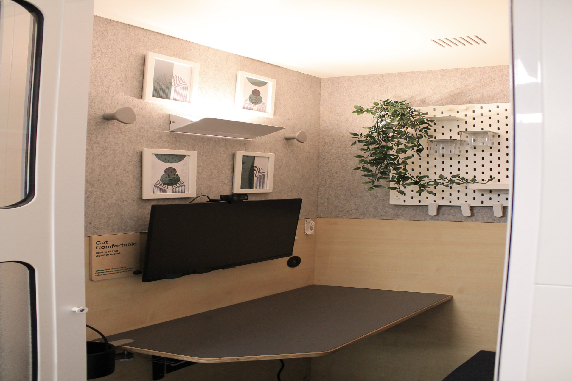 R410 18 Person Serviced Office