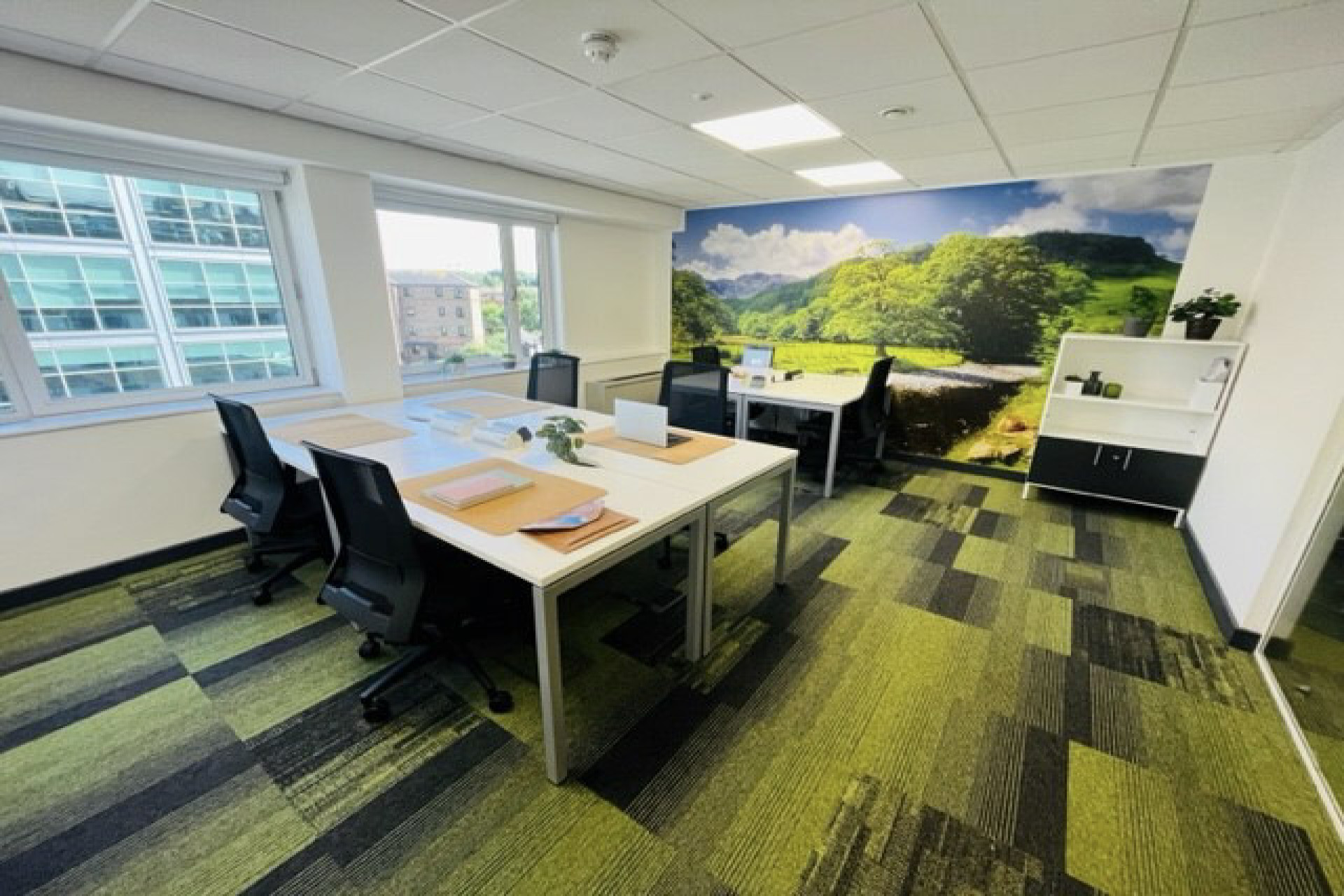 R403 6 Person Serviced Office