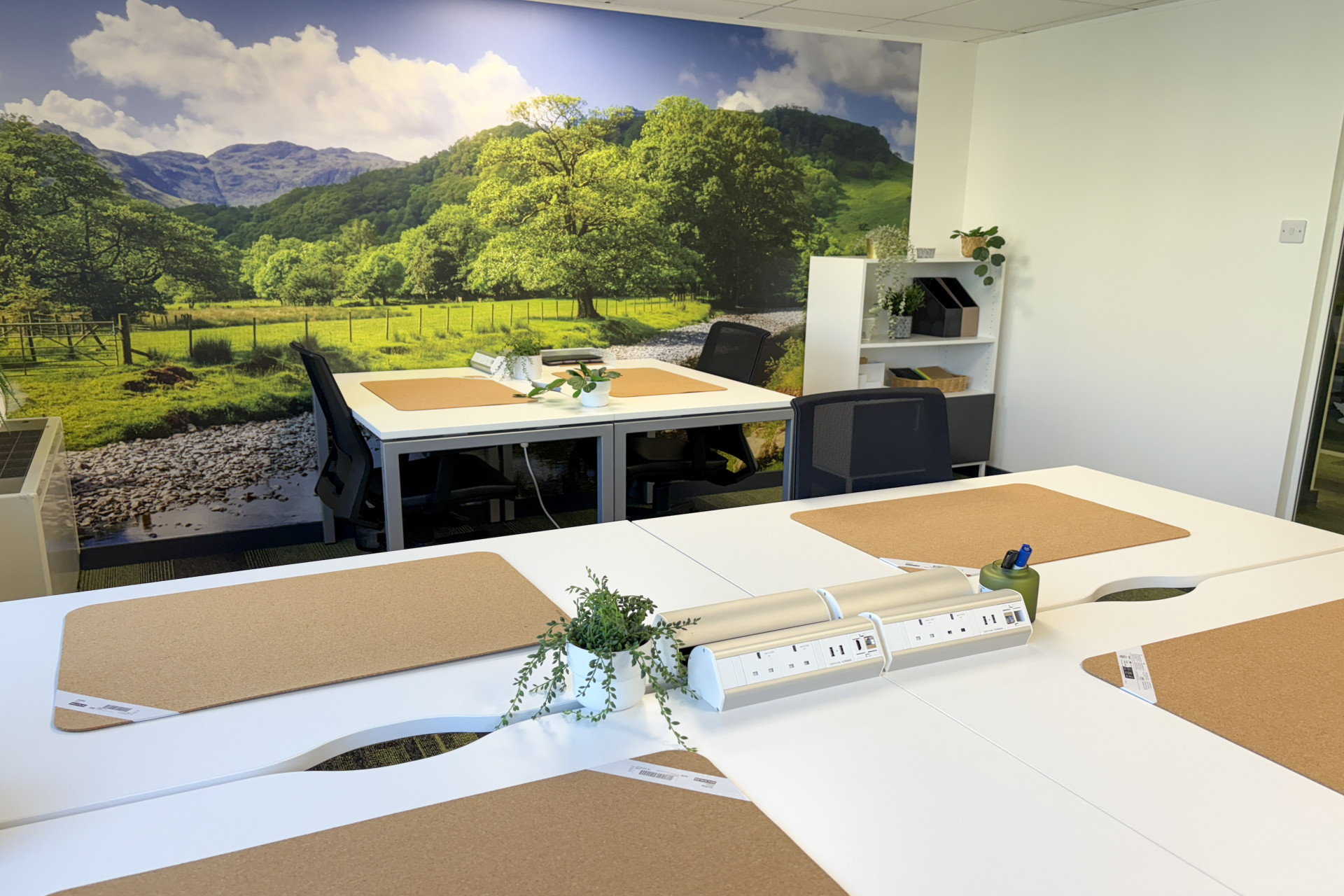 R403 6 Person Serviced Office