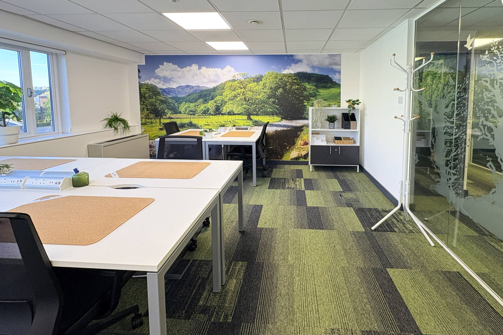 R403 6 Person Serviced Office