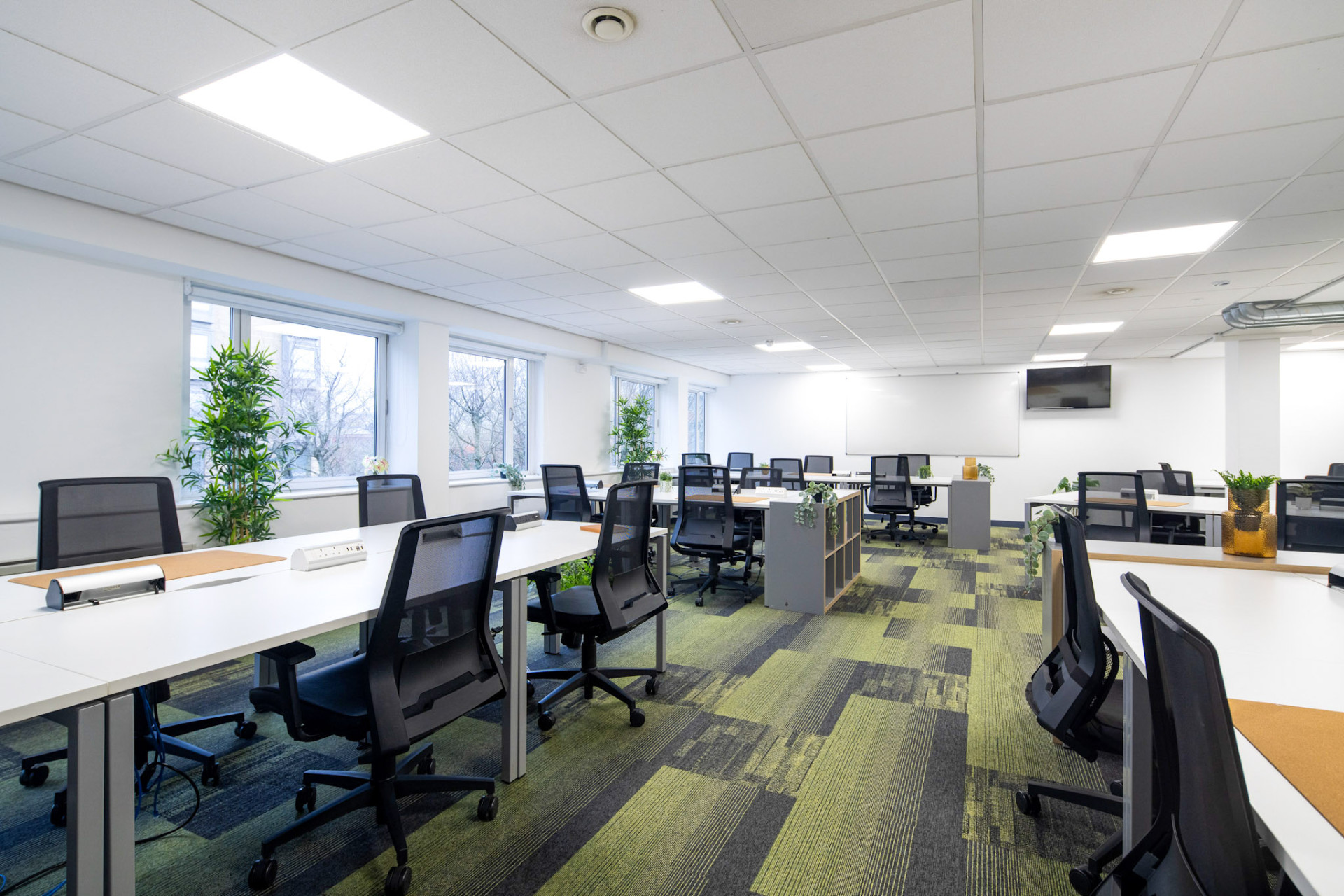 R403 6 Person Serviced Office