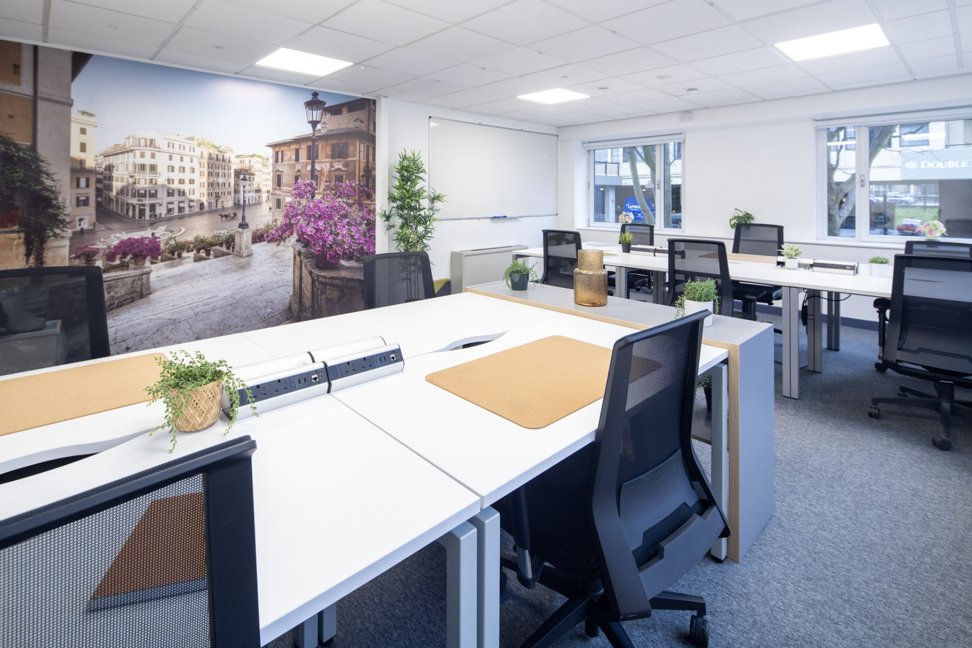 R403 6 Person Serviced Office