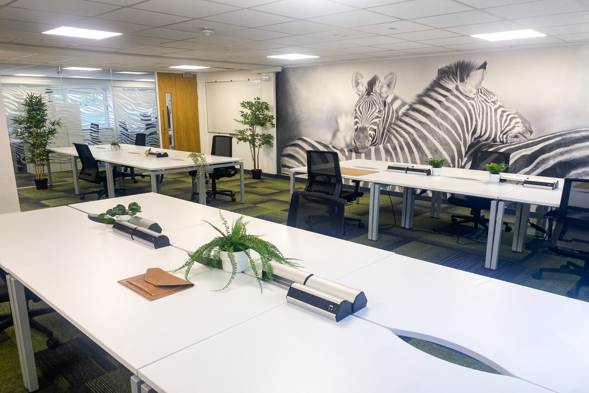 R403 6 Person Serviced Office