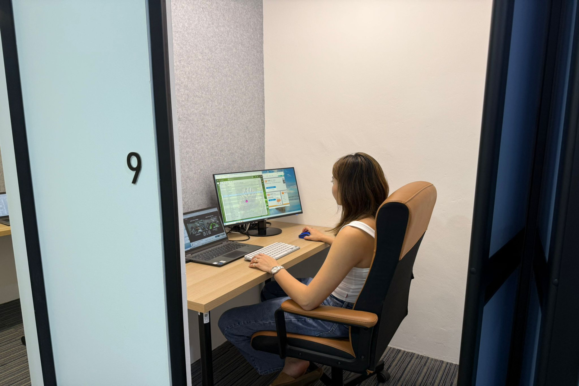 1 Person Private Office (with Monitor)