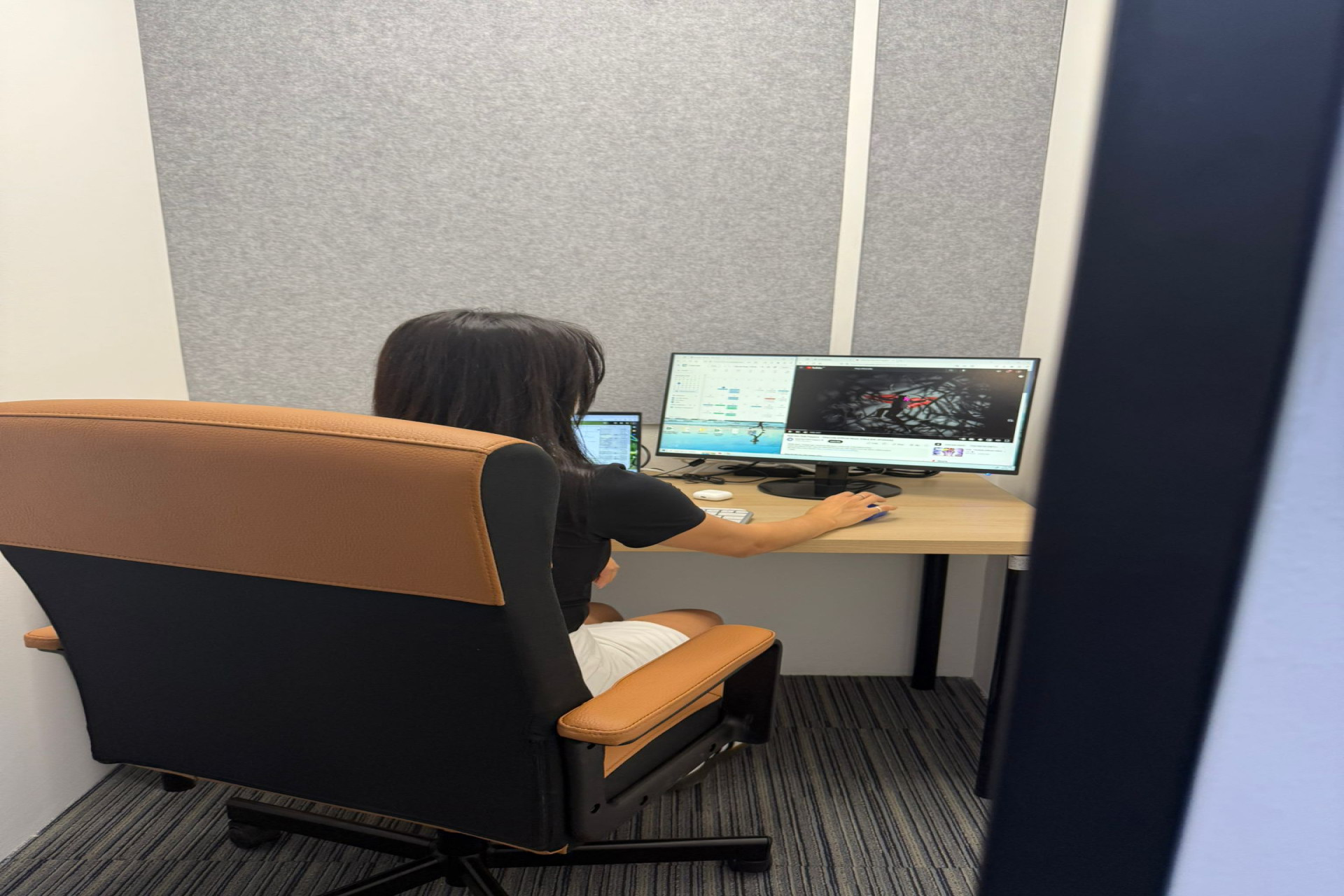 1 Person Private Office (with Monitor)