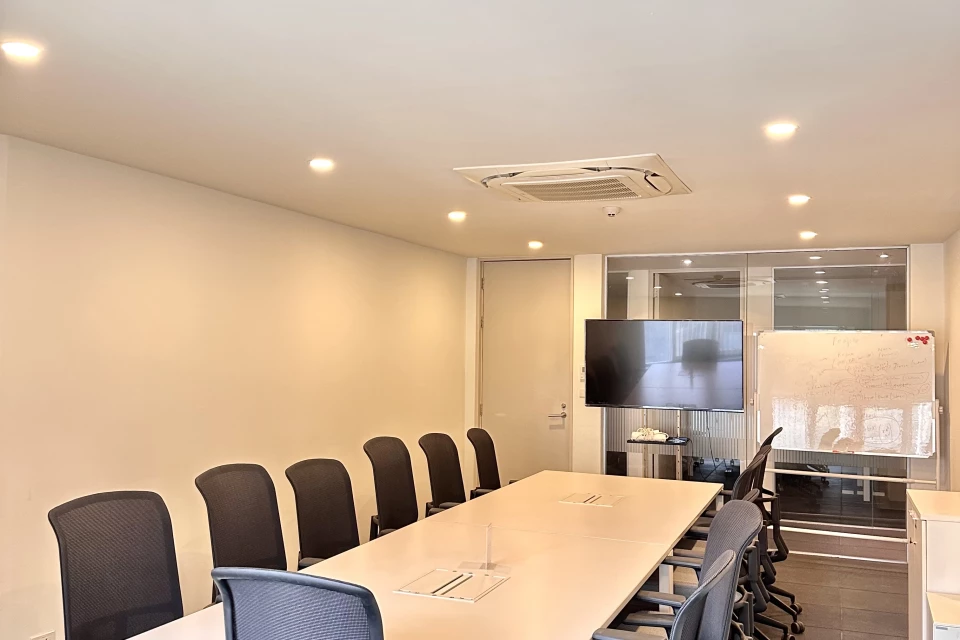 Meeting Room Size L for 12-16 people