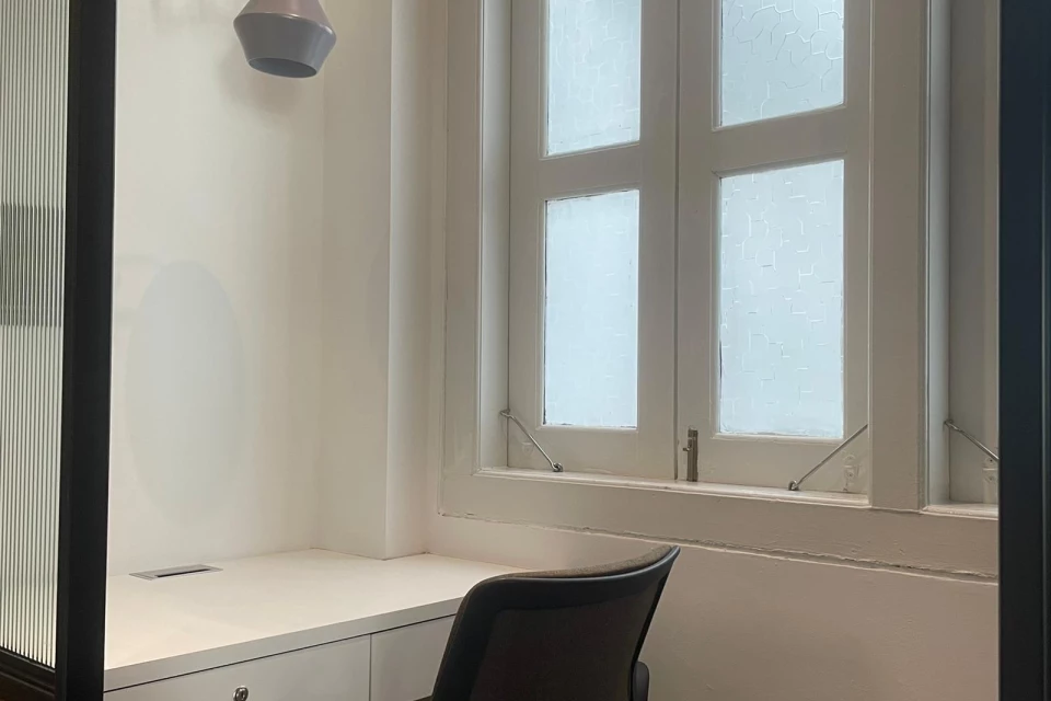 Den Dedicated Desk 1