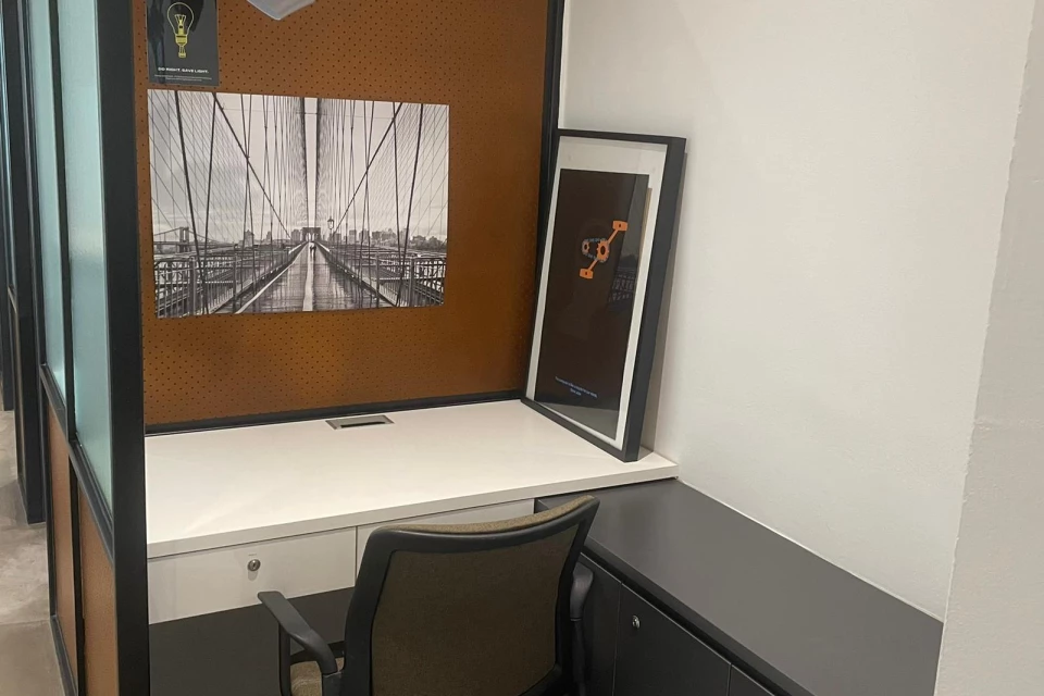 Den Dedicated Desk 3
