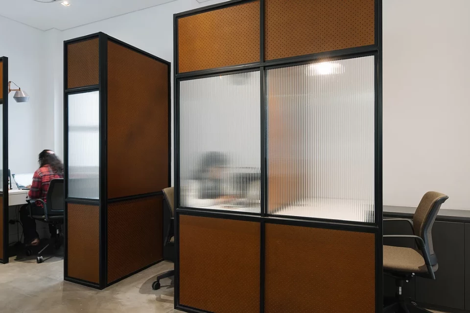 Den Dedicated Desk 3