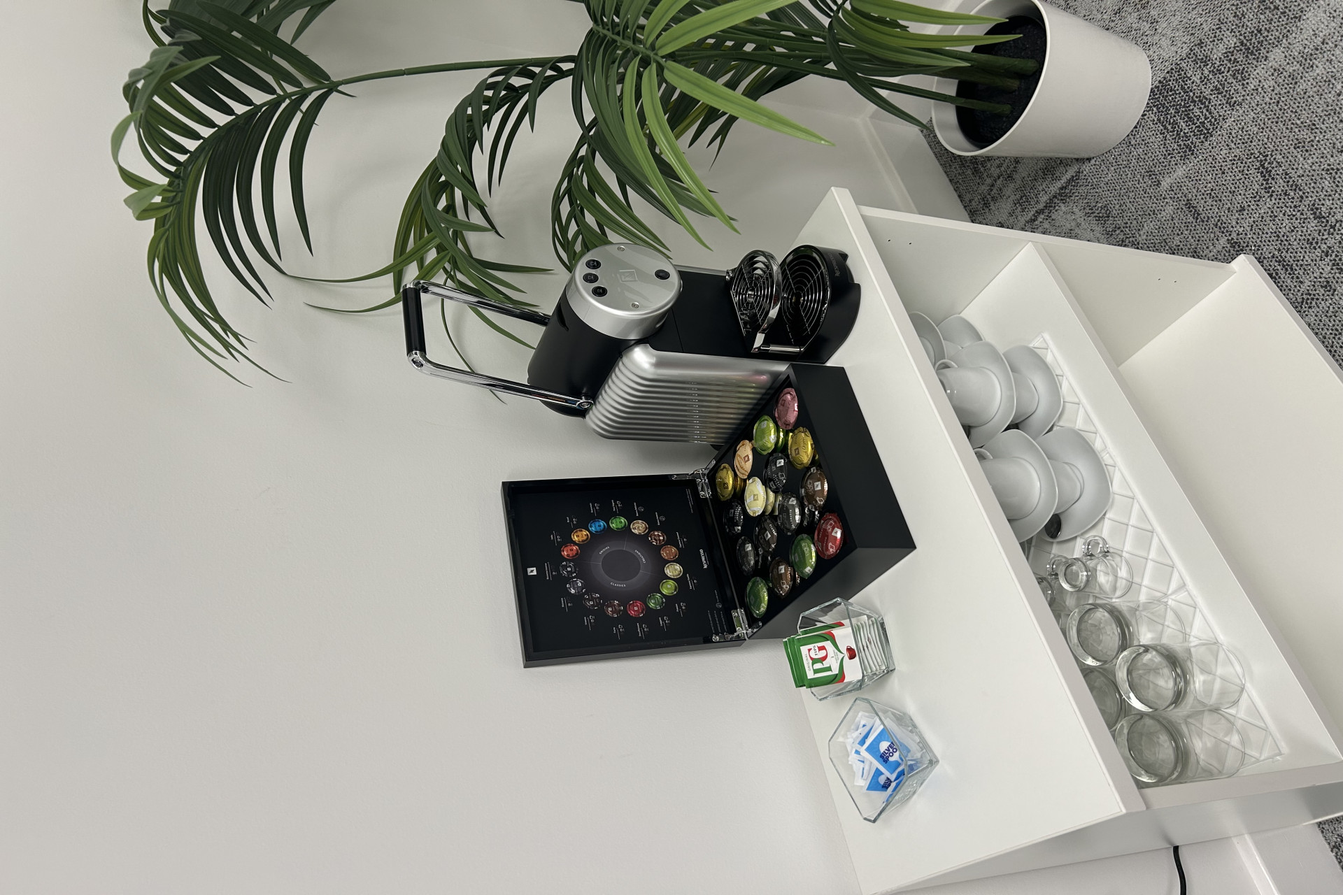 Stylish Meeting Room with Breakout Area – Ideal for Up to 10 People