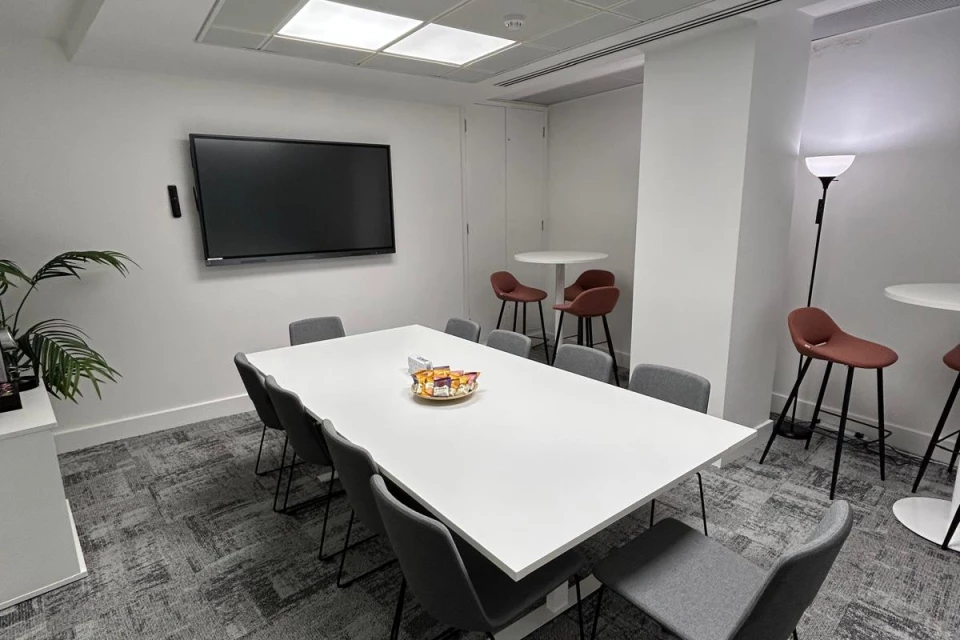 Stylish Meeting Room with Breakout Area – Ideal for Up to 10 People