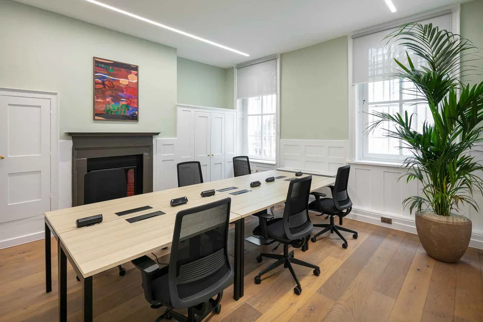 Hale House (42 Portland Place) by Spacemade main office view
