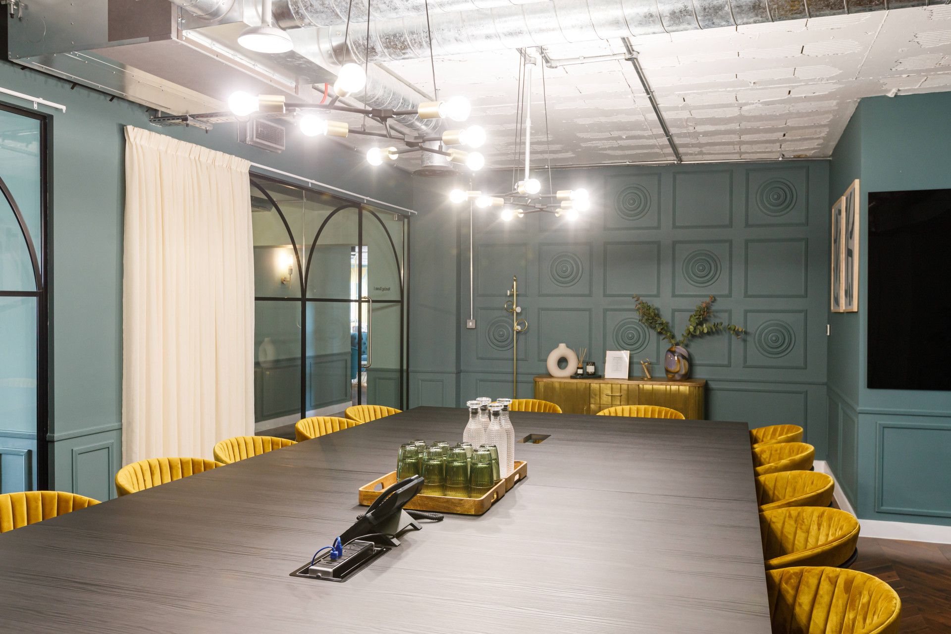 Meeting room seating 16 people near Chancery Lane