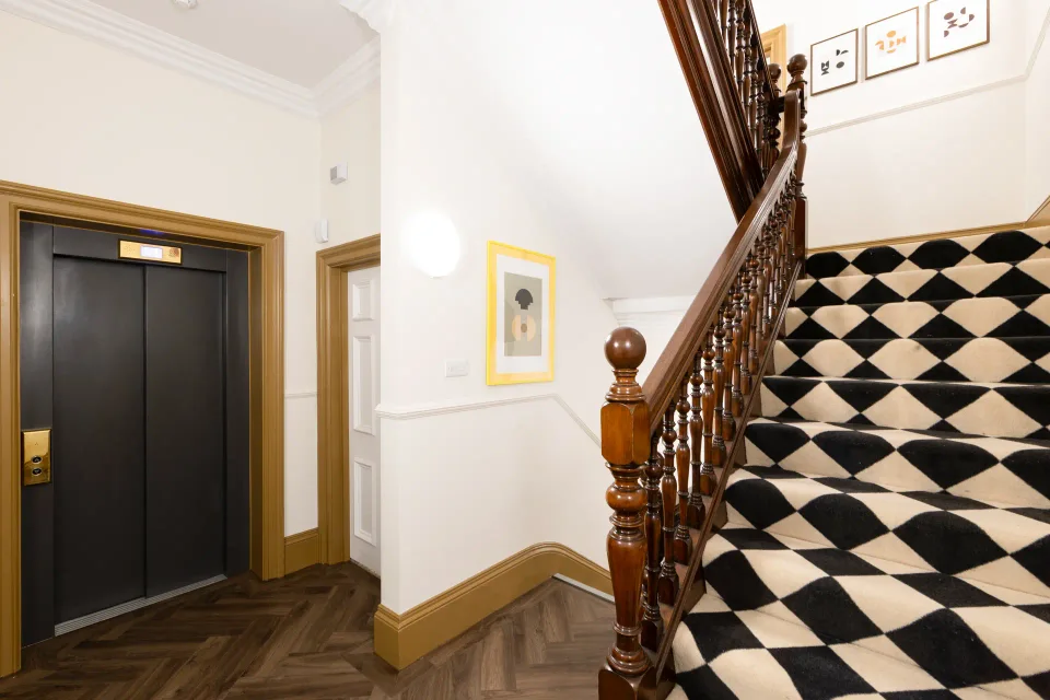 142 Buckingham Palace Road gallery view 2