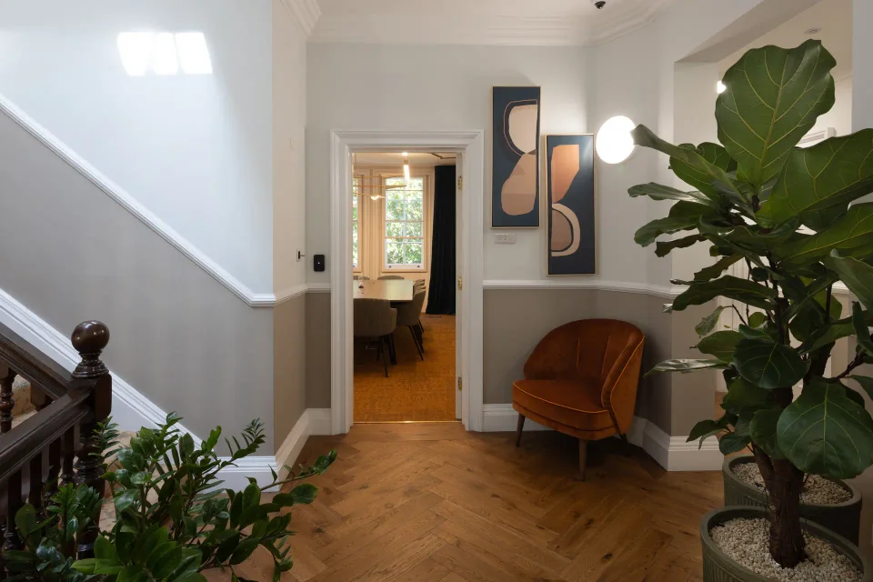 128 Buckingham Palace Road gallery view 3
