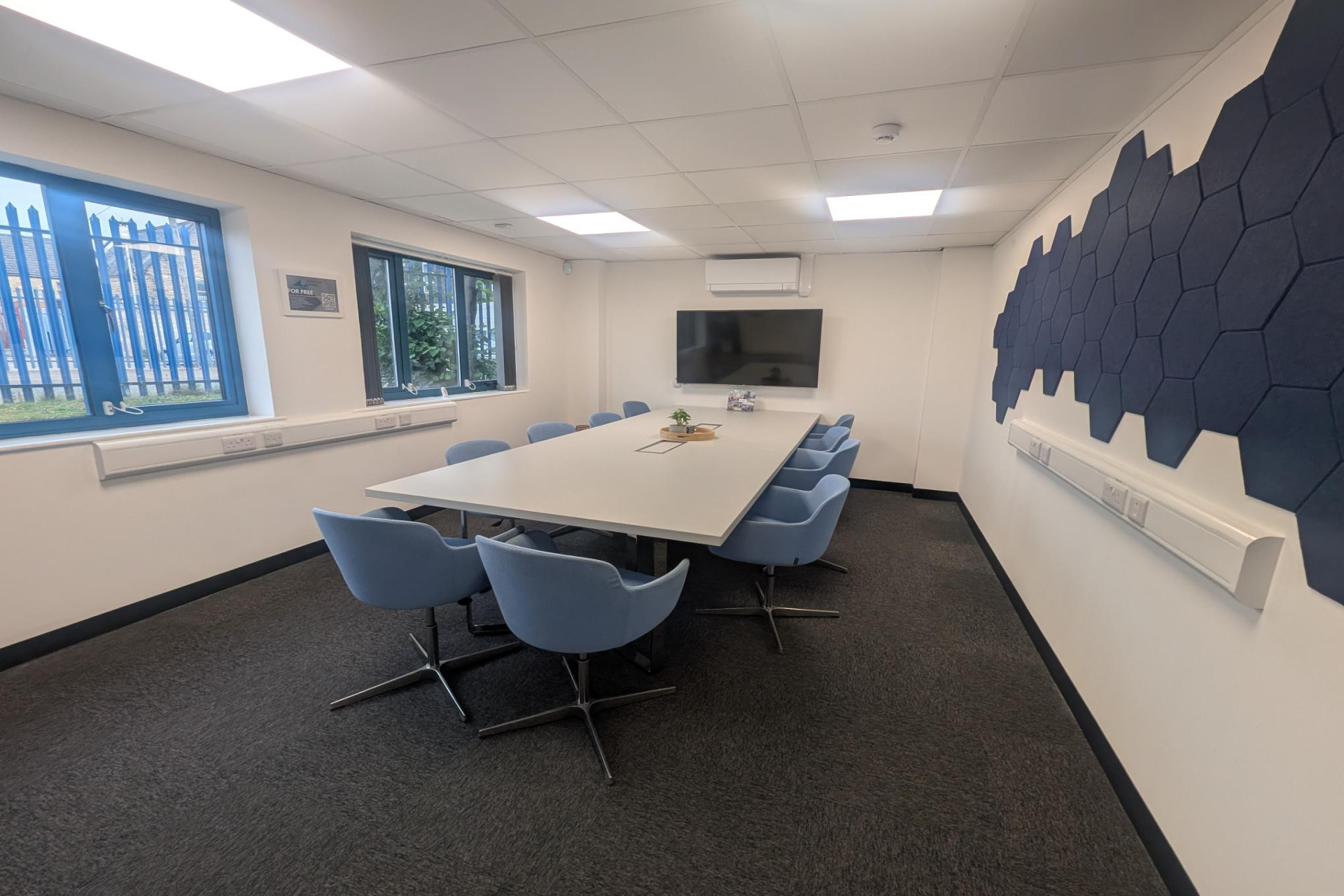 Modern Boardroom-Style Meeting Room – Seats up to 12 (12 people)