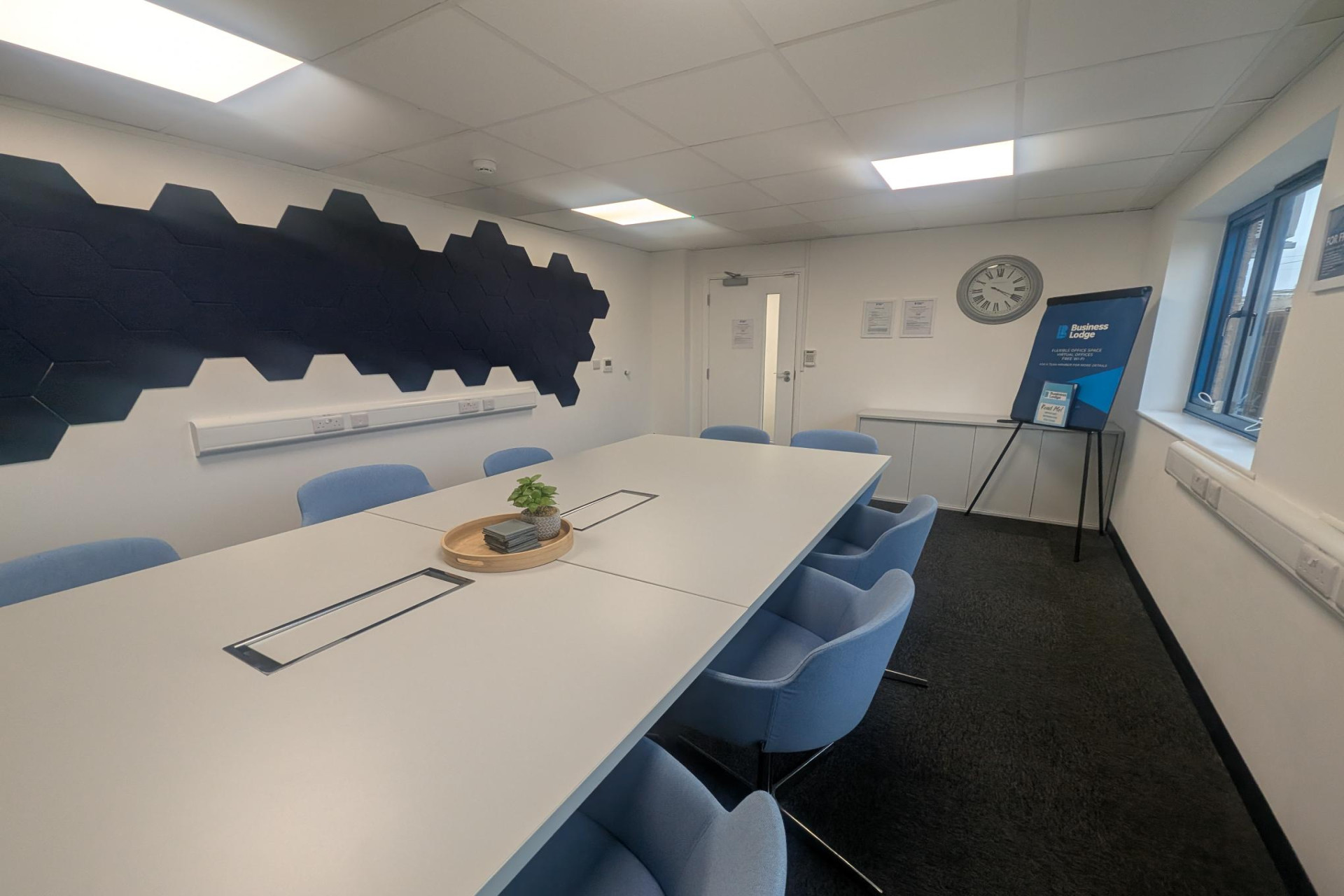 Modern Boardroom-Style Meeting Room – Seats up to 12 (12 people)