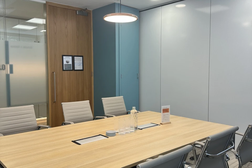 Boarding Suite - 6 person meeting room