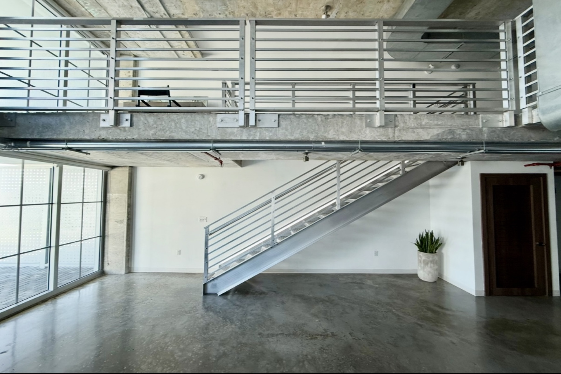 Crysp Studio offers a modern boardroom style setting with breakout areas,